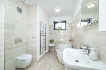 koupelna - Prodej domu 104 m², Lochovice