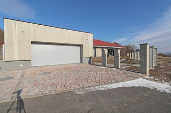 garáž 50 m2 - Prodej domu 104 m², Lochovice