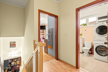 schodiště - Prodej bytu 3+kk v osobním vlastnictví 84 m², Velké Přílepy