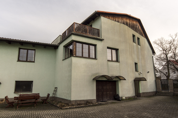 Pohled na dům ze dvora - Pronájem bytu 4+kk v osobním vlastnictví 95 m², Bystřany