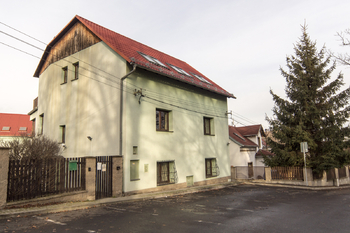 Pohled na dům s parkováním - Pronájem bytu 4+kk v osobním vlastnictví 95 m², Bystřany