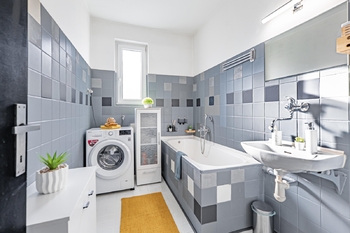 Koupelna. - Prodej domu 202 m², Panenské Břežany