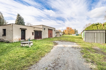 Garáže + dílna. - Prodej domu 202 m², Panenské Břežany