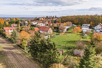 Pohled z dronu na zahradu. - Prodej domu 202 m², Panenské Břežany
