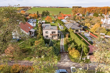 Pohled z dronu na dům. - Prodej domu 202 m², Panenské Břežany
