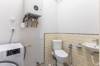 Toaleta s pračkou a umyvadlem - Pronájem bytu 3+kk v osobním vlastnictví 56 m², Praha 6 - Bubeneč