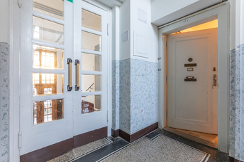 Vstupní schodiště - Pronájem bytu 3+kk v osobním vlastnictví 56 m², Praha 6 - Bubeneč