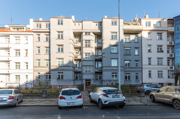 Pohled na dům - Pronájem bytu 3+kk v osobním vlastnictví 56 m², Praha 6 - Bubeneč
