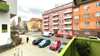 výhled z balkonu - Prodej bytu 2+kk v osobním vlastnictví 46 m², Praha 10 - Strašnice