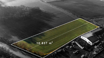 Prodej pozemku 10837 m², Veltrusy