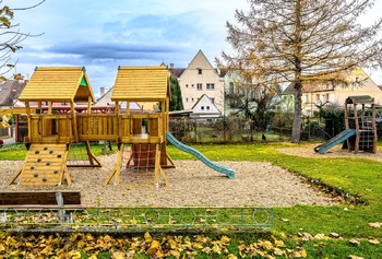 dětské hřiště - Prodej bytu 1+1 v osobním vlastnictví 48 m², Přestanov