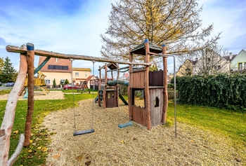 dětské hřiště - vstup ze zahrady - Prodej bytu 1+1 v osobním vlastnictví 48 m², Přestanov