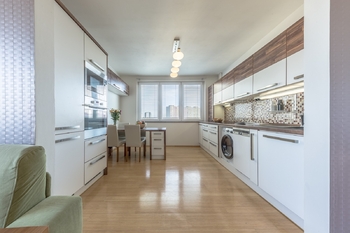 Pohled do kuchyně s jídelnou - Pronájem bytu 2+kk v osobním vlastnictví 54 m², Praha 4 - Kamýk