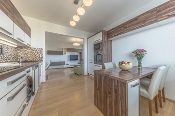 Pohled z kuchyně do obývacího pokoje - Pronájem bytu 2+kk v osobním vlastnictví 54 m², Praha 4 - Kamýk