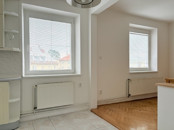 pohled z kuchyně do jídelny - Pronájem bytu 4+kk v osobním vlastnictví 85 m², Šumperk