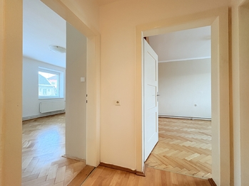 pohled dětského pokoje a ložnice - Pronájem bytu 4+kk v osobním vlastnictví 85 m², Šumperk