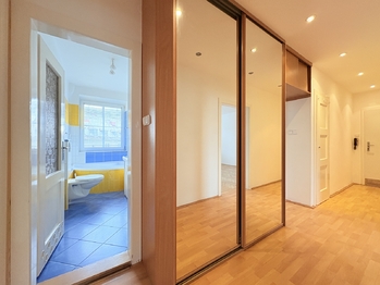 pohled do koupelny - Pronájem bytu 4+kk v osobním vlastnictví 85 m², Šumperk