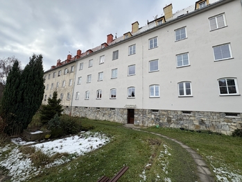 pohled na zadní stranu domu - Pronájem bytu 4+kk v osobním vlastnictví 85 m², Šumperk