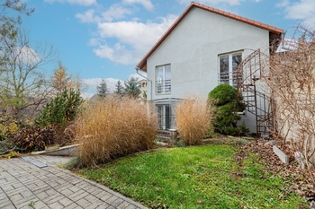 Pohled na dům od pergoly - Prodej domu 162 m², Přestavlky