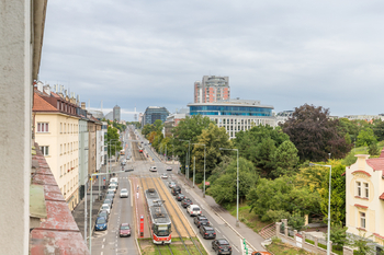 výhled z okna - Pronájem bytu 1+kk v osobním vlastnictví 39 m², Praha 10 - Strašnice