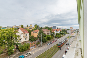 výhled z okna - Pronájem bytu 1+kk v osobním vlastnictví 39 m², Praha 10 - Strašnice
