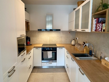 Vybavená kuchyně - Pronájem domu 103 m², Mukařov