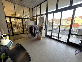 Pronájem obchodních prostor 300 m², Komárov