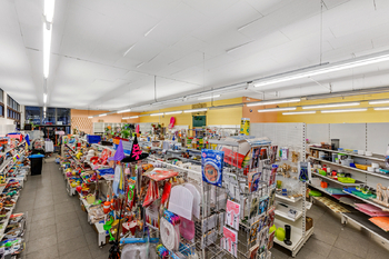 Pronájem obchodních prostor 300 m², Komárov