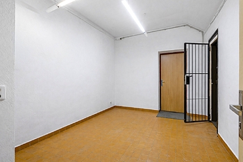 Pronájem obchodních prostor 300 m², Komárov