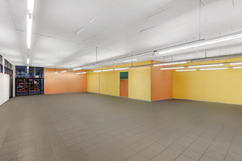 Pronájem obchodních prostor 300 m², Komárov