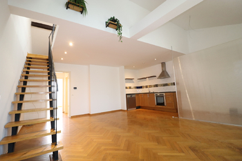 Obývací pokoj s kuchyňským koutem - Pronájem bytu 3+kk v osobním vlastnictví 101 m², Praha 2 - Vyšehrad 