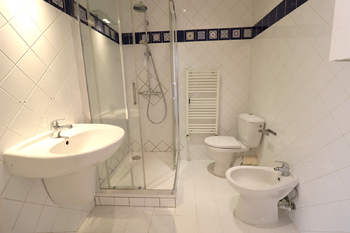 Koupelna - Pronájem bytu 3+kk v osobním vlastnictví 101 m², Praha 2 - Vyšehrad