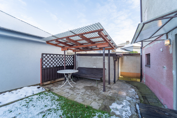 venkovní zastřešené posezení - Prodej domu 180 m², Kolín