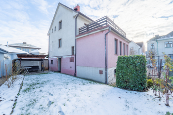 zadní pohled na dům, zahrádka s posezením - Prodej domu 180 m², Kolín