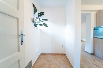 komora a toaleta v I. NP - Prodej domu 180 m², Kolín