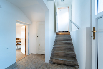 chodba v I. NP, vstup na zahrádku - Prodej domu 180 m², Kolín