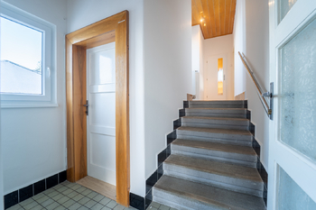 chodba, vstup do II. NP - Prodej domu 180 m², Kolín