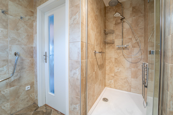 koupelna s toaletou ve II. NP - Prodej domu 180 m², Kolín