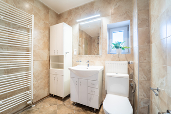 koupelna s toaletou ve II. NP - Prodej domu 180 m², Kolín