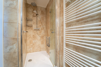 koupelna s toaletou ve II. NP - Prodej domu 180 m², Kolín