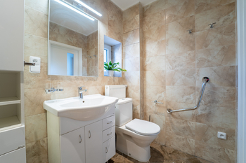 koupelna s toaletou ve II. NP - Prodej domu 180 m², Kolín