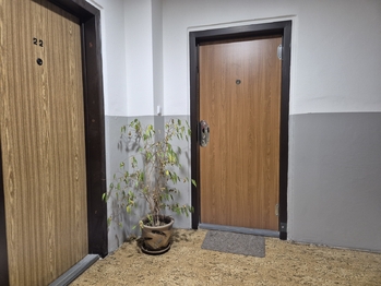 bezpečnostní dveře - Prodej bytu 3+1 v družstevním vlastnictví 73 m², Praha 5 - Stodůlky