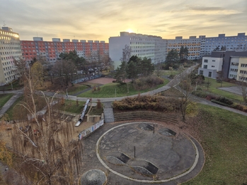 výhled z balkonu na západ - Prodej bytu 3+1 v družstevním vlastnictví 73 m², Praha 5 - Stodůlky