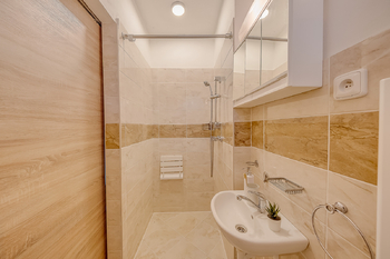 1. patro koupelna - Prodej domu 197 m², Police nad Metují