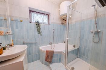 2. patro koupelna - Prodej domu 197 m², Police nad Metují