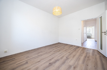 Pokoj s výhledem do kuchyně - Prodej bytu 1+1 v osobním vlastnictví 37 m², Pardubice