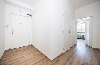 Chodba a vstupní dveře - Prodej bytu 1+1 v osobním vlastnictví 37 m², Pardubice