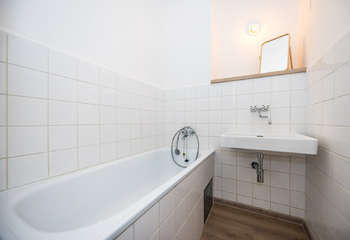 Koupelna s vanou - Prodej bytu 1+1 v osobním vlastnictví 37 m², Pardubice