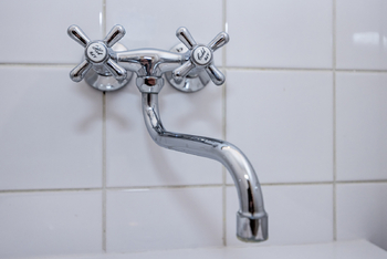 Detail kohoutku v koupelně - Prodej bytu 1+1 v osobním vlastnictví 37 m², Pardubice