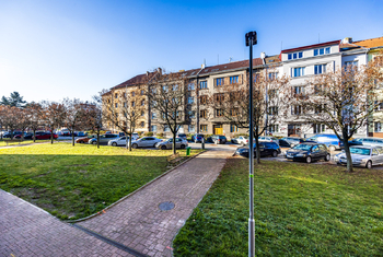 Prostor před domem - Prodej bytu 1+1 v osobním vlastnictví 37 m², Pardubice